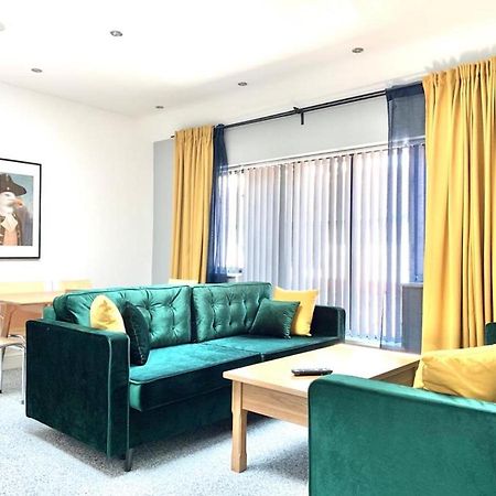 Premium Apartments Thatcham Broadway エクステリア 写真