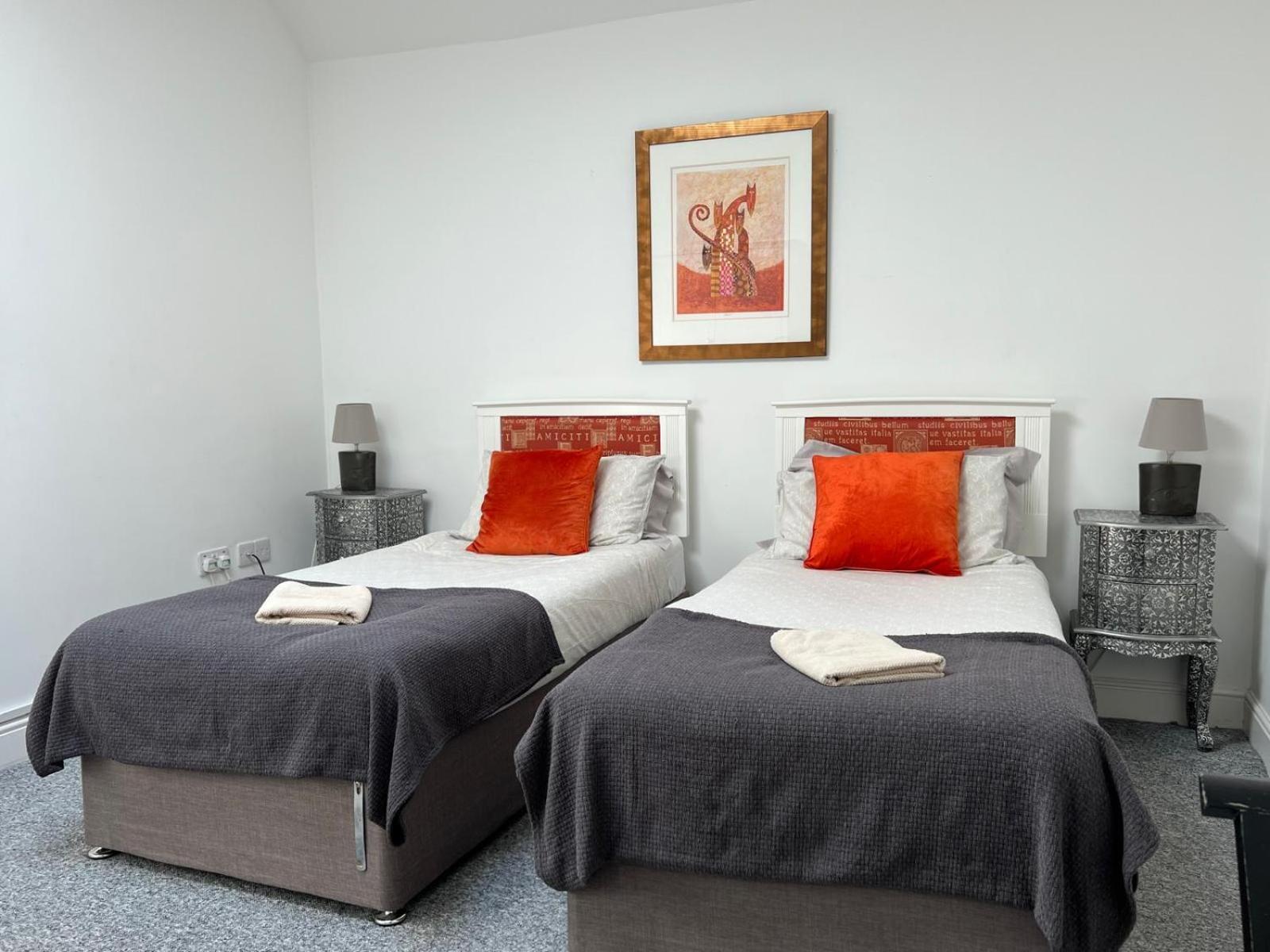 Premium Apartments Thatcham Broadway エクステリア 写真